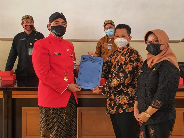 Serah Terima SK MGMP Se-Kabupaten Semarang