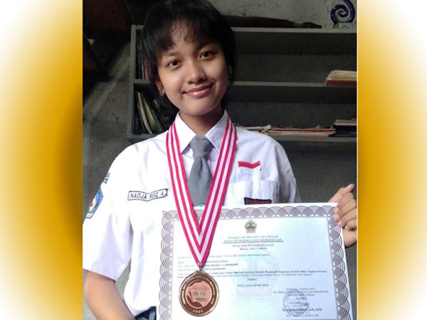 Siswa SMKN 11 Semarang Juara FL2SN Siswa SMKN 11 Semarang Juara FL2SN