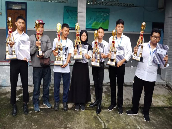 SMK Telekomunikasi Tunas Harapan Juara Umum LKS SMK Telekomunikasi Tunas Harapan Juara Umum LKS