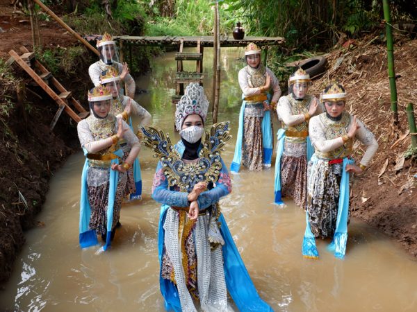 SMAN 16 Semarang Menghargai Air Lewat Karya