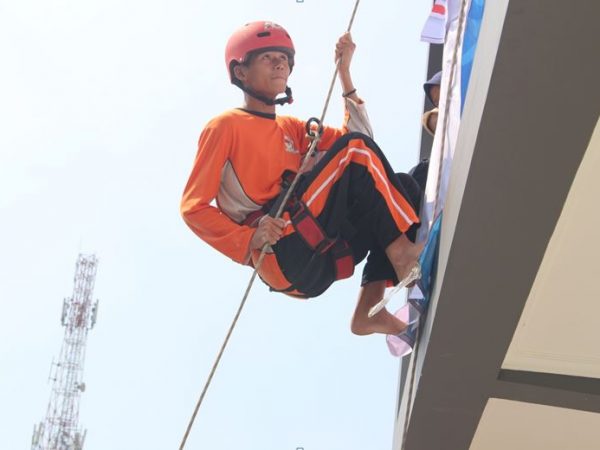 Volunteer Class OSIS SMK Bina Nusantara bersama MRI