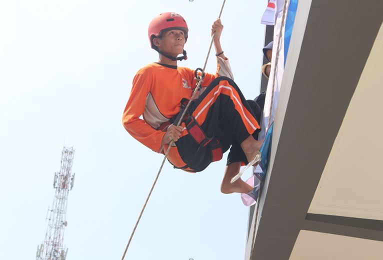 Volunteer Class OSIS SMK Bina Nusantara bersama MRI