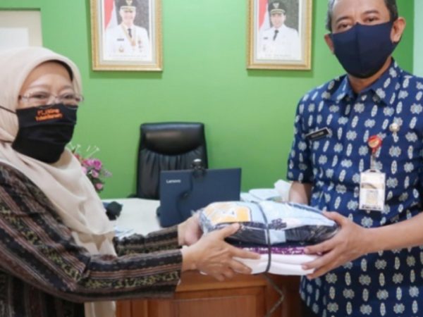 SMAN 7 Semarang Berbagi Seragam