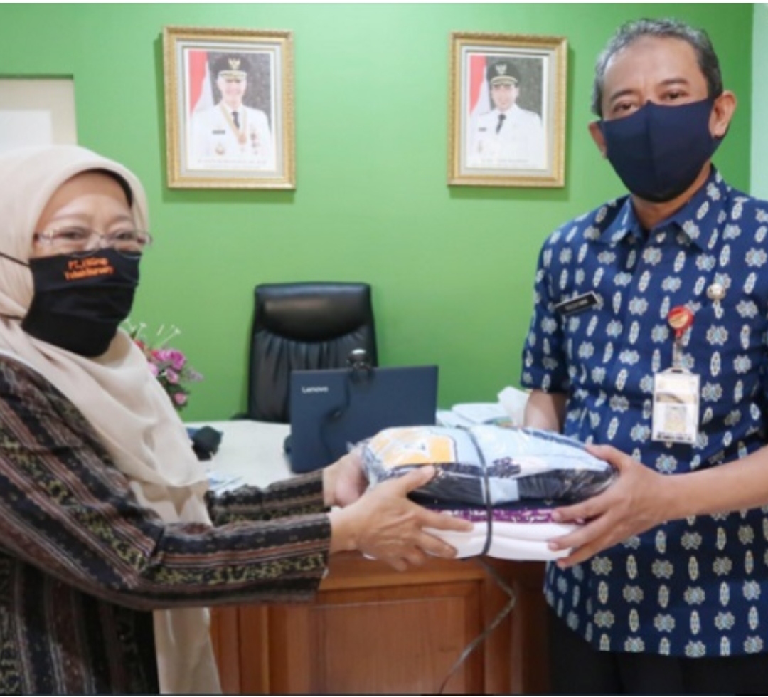 SMAN 7 Semarang Berbagi Seragam