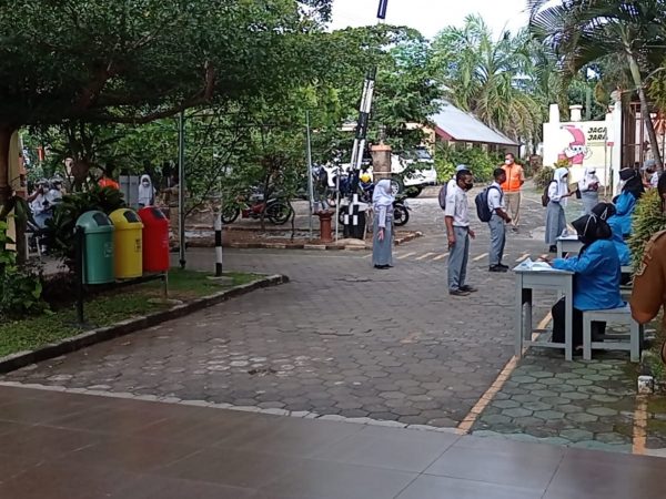 Hari Pertama PTM Terbatas SMKN H Moenadi Berjalan Lancar