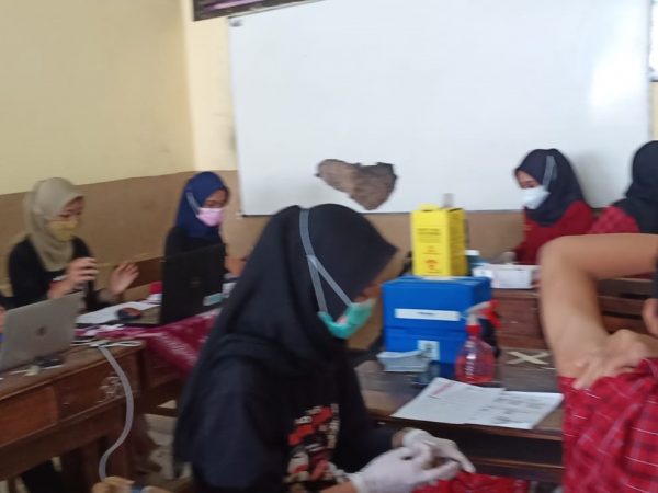 Sinergi antara POLRI, Puskesmas Pandanaran,Tim Gugus Covid  Sukseskan Vaksin ke 2 di SMKN 4 Semarang