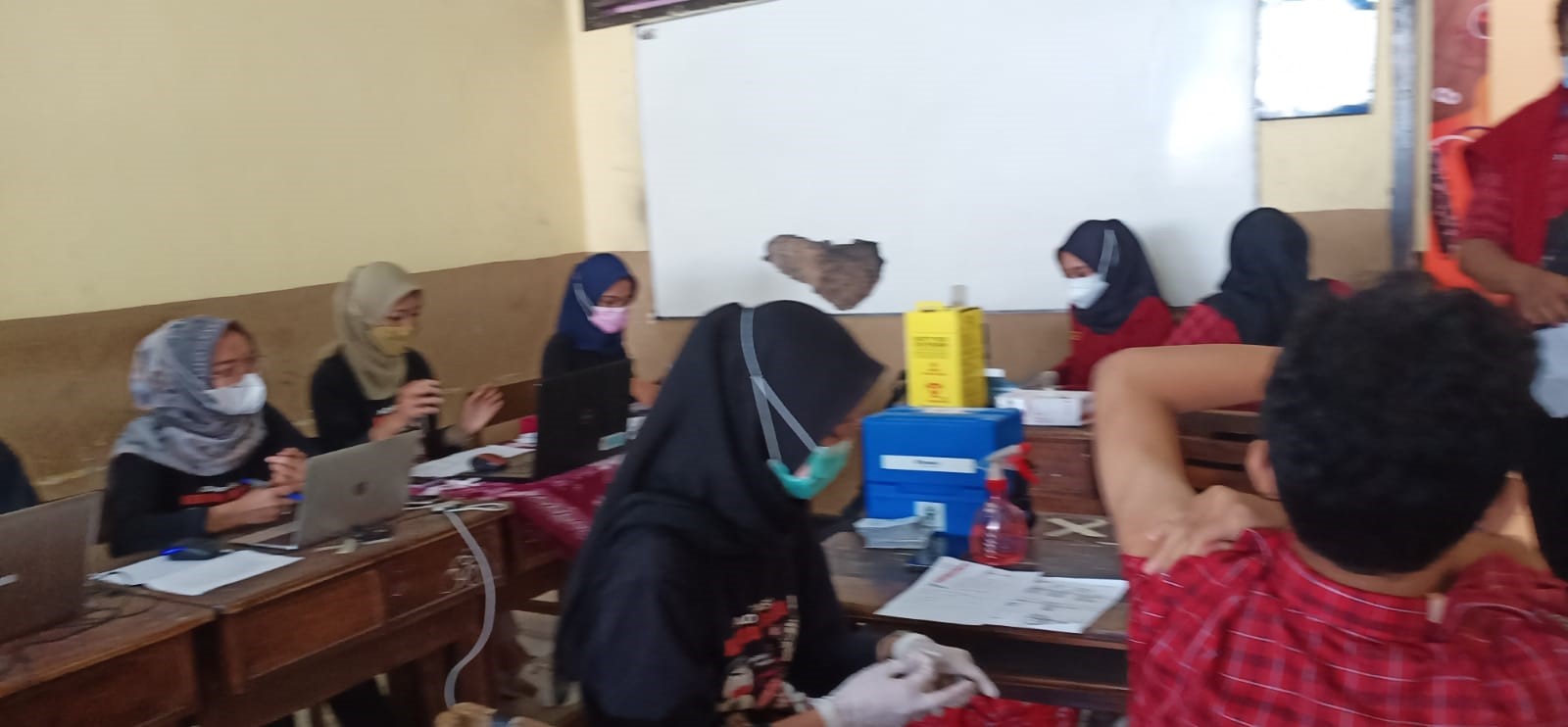 Sinergi antara POLRI, Puskesmas Pandanaran,Tim Gugus Covid Sukseskan Vaksin ke 2 di SMKN 4 Semarang Sinergi antara POLRI, Puskesmas Pandanaran,Tim Gugus Covid Sukseskan Vaksin ke 2 di SMKN 4 Semarang