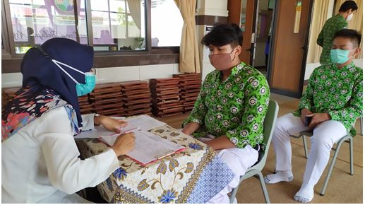 Guru dan Siswa SMAHA Uji Swab Antigen di Tengah PTM