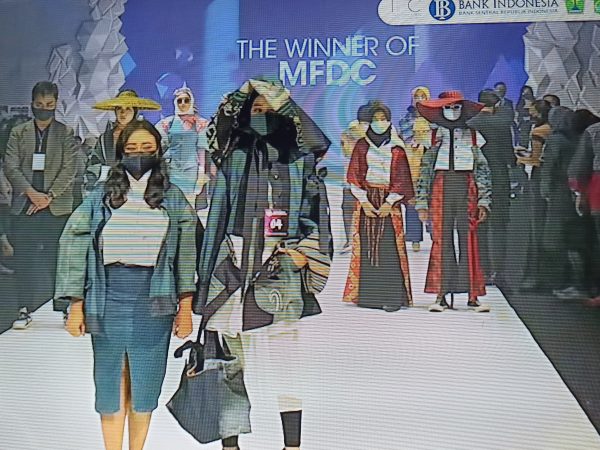 Guru SMKN 1 Tuntang Raih Juara 1 Fashion Design Competition Tingkat Nasional