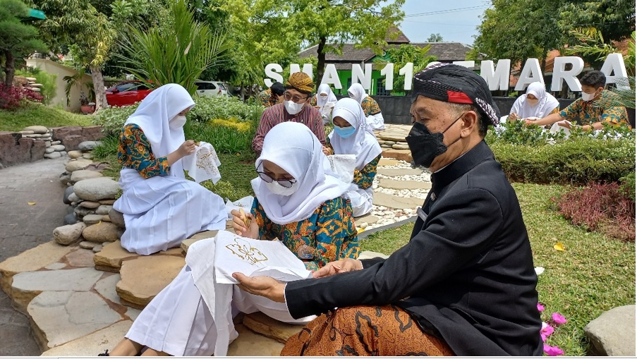 Peringati Hari Batik, Siswa Beserta Guru Karyawan SMAN 11 Membatik Peringati Hari Batik, Siswa Beserta Guru Karyawan SMAN 11 Membatik