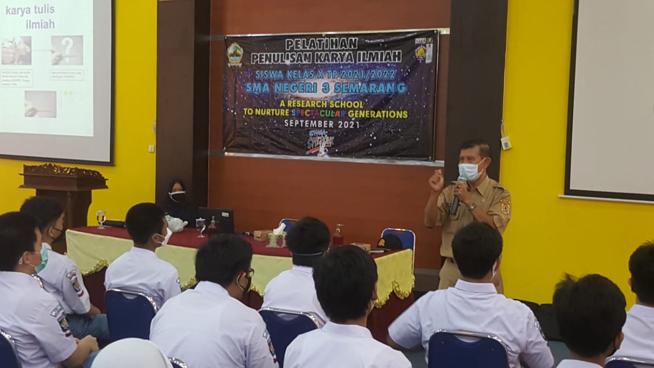 Siap Menjadi Sekolah Riset, SMAN 3 Semarang Adakan Pelatihan Penulisan Karya Ilmiah Untuk Siswa