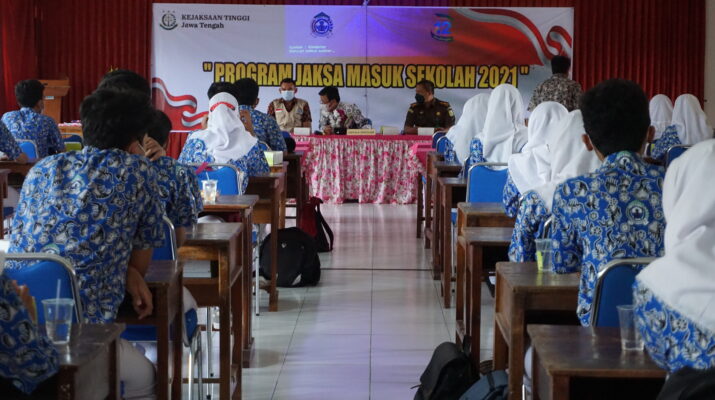 Jaksa Masuk Sekolah di SMAN 12 Semarang Jaksa Masuk Sekolah di SMAN 12 Semarang