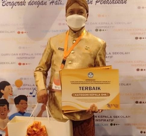 Kepala SMKN 11 Semarang Menjadi Juara Nasional Kepala Sekolah Inspiratif Tahun 2021