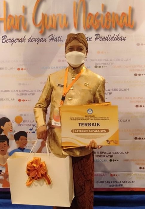 Kepala SMKN 11 Semarang Menjadi Juara Nasional Kepala Sekolah Inspiratif Tahun 2021 Kepala SMKN 11 Semarang Menjadi Juara Nasional Kepala Sekolah Inspiratif Tahun 2021