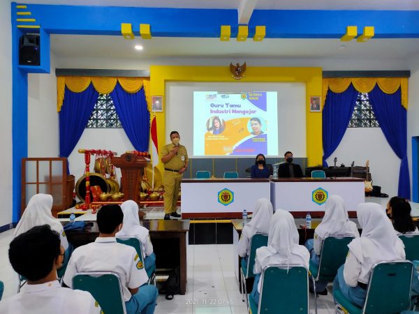 Guru tamu memberi inspirasi siswa STEMSA Guru tamu memberi inspirasi siswa STEMSA