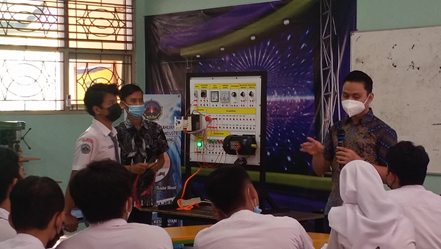 Bekali Siswa SMKN 4 Semarang dengan “ Belajar Sistem  Kendali Mobil  Listrik, Siapa takut?”