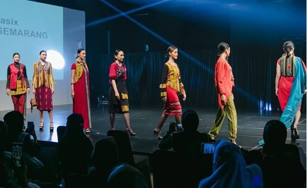 Tenun Lurik SMKN 6 Semarang Warnai Panggung Jogja Fashion Week Tenun Lurik SMKN 6 Semarang Warnai Panggung Jogja Fashion Week