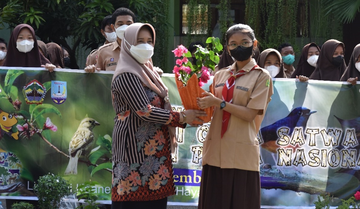 Hari Jadi Puspa dan Satwa, SMA Negeri 14 Dipenuhi Bunga dan Ikan Baru