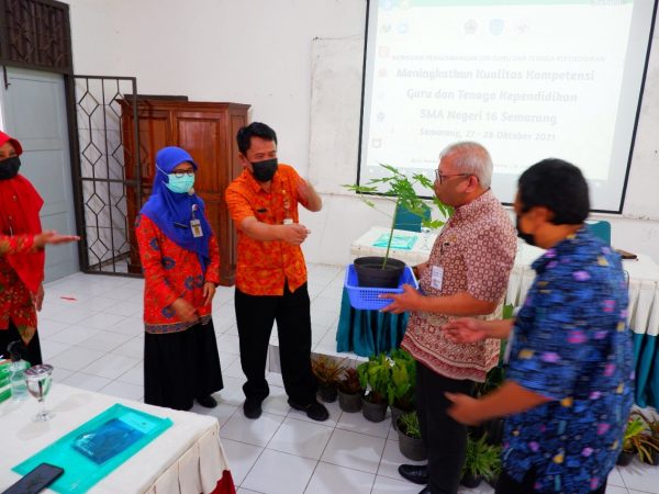SMAN 16 Semarang Gelar Workshop Penguatan Kompetensi Digital Menuju Sekolah Merdeka Belajar