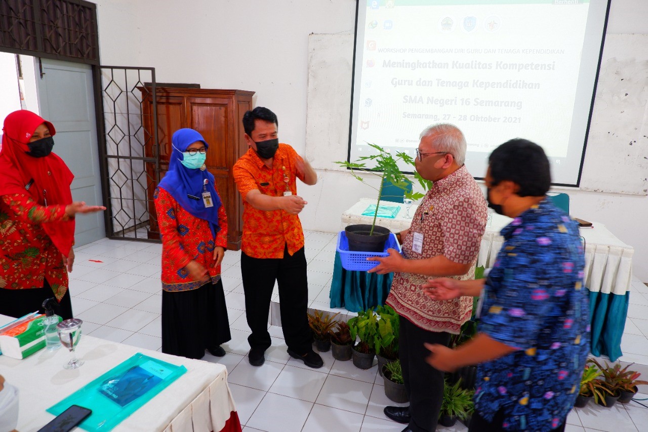 SMAN 16 Semarang Gelar Workshop Penguatan Kompetensi Digital Menuju Sekolah Merdeka Belajar