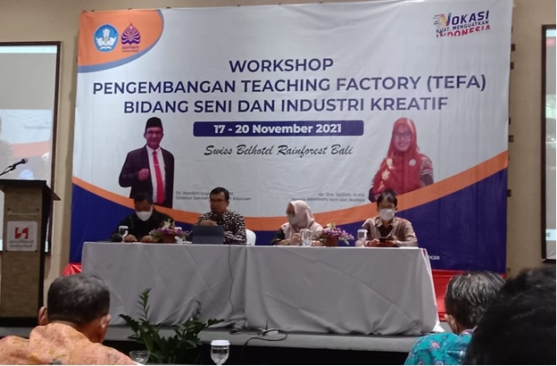 Kompetensi Keahlian Desain Kreatif Kayu dan Rotan SMK Marsudirini St.Fransiskus Semarang