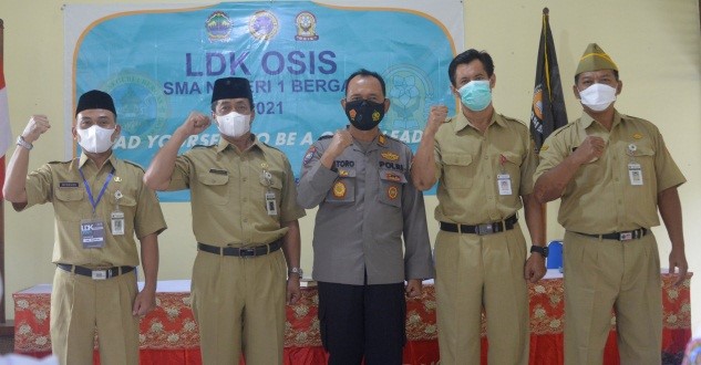 Latihan Dasar Kepemimpinan OSIS SMAN 1 Bergas Masa Bakti 2021/2022 Latihan Dasar Kepemimpinan OSIS SMAN 1 Bergas Masa Bakti 2021/2022