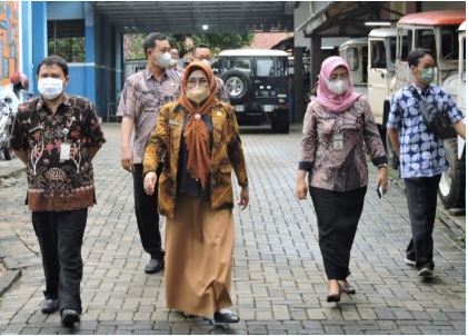 Kunjungan Ibu Kadinas Pendidikan dan Kebudayaan di SMKN 10 Semarang Kunjungan Ibu Kadinas Pendidikan dan Kebudayaan di SMKN 10 Semarang