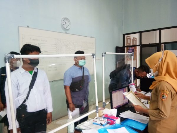 Antusiasme Alumni SMKN 10 Semarang Dalam Pengambilan Ijazah