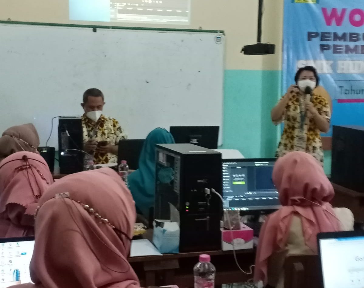 SMK Yayasan Pharmasi Sharing Ilmu Pembuatan Video Pembelajaran Dengan SMK Hidayah Semarang SMK Yayasan Pharmasi Sharing Ilmu Pembuatan Video Pembelajaran Dengan SMK Hidayah Semarang