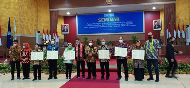 SEMINAR NASIONAL PENDIDIKAN VOKASI DAN MOU UNNES DENGAN SMK SE JATENG SEMINAR NASIONAL PENDIDIKAN VOKASI DAN MOU UNNES DENGAN SMK SE JATENG