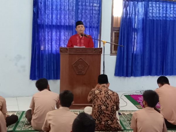 Mengembangkan Budaya Religius Siswa Melalui Salat Jumat