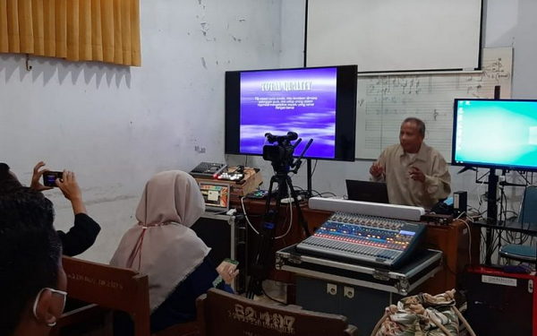 “Pelatihan Broadcasting” Study Banding SMAN 13 Semarang ke B7, FBS, UNNES