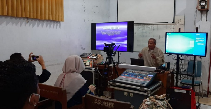 “Pelatihan Broadcasting” Study Banding SMAN 13 Semarang ke B7, FBS, UNNES