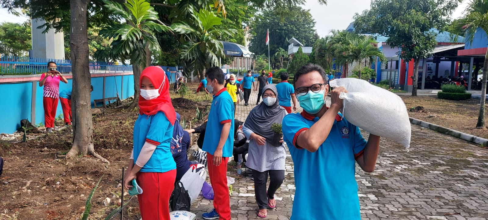 Guyub Rukun Menghijaukan SMKN 10 Semarang