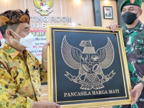 Mantan Guru Terharu, Pensiun Diberi Garuda Pancasila Mantan Murid