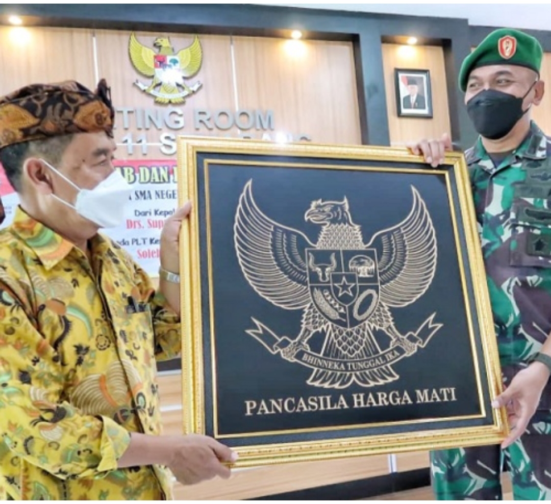Mantan Guru Terharu, Pensiun Diberi Garuda Pancasila Mantan Murid
