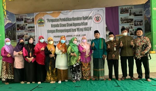 Penguatan Pendidikan Karakter Religius Kepada Siswa Siswi Agama Islam dengan Peringatan Isra’ Mi’raj 1443 H SMKN 3 Semarang