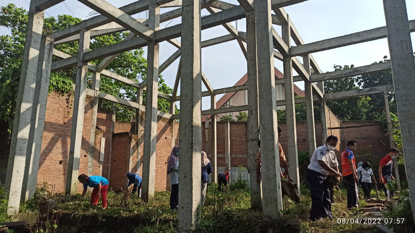 Gotong Royong Mewujudkan Masjid SMKN 10 Semarang