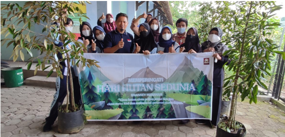 PERINGATI HARI HUTAN SEDUNIA SMAN 7 SEMARANG MENANAM POHON DURIAN