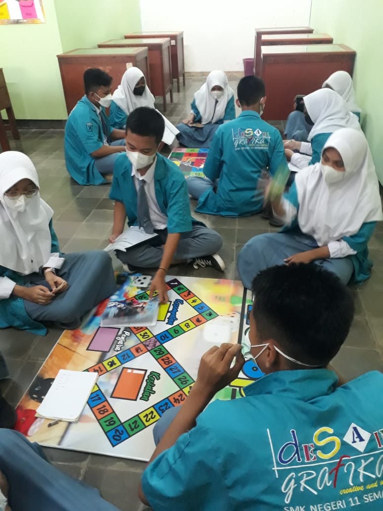 Monopoli dan Ular Tangga: Bermain dan Belajar Foto Repro yang Menyenangkan di SMKN 11 Semarang Monopoli dan Ular Tangga: Bermain dan Belajar Foto Repro yang Menyenangkan di SMKN 11 Semarang