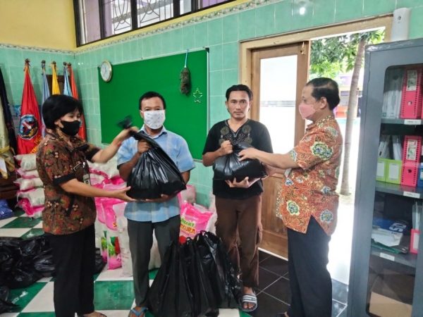 Aksi Sosial Pembagian Zakat Fitrah SMKN 4 Semarang