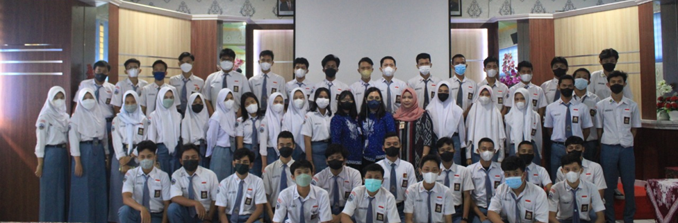 BCA Kacab. Majapahit Ajak Siswa SMKN 4 Semarang belajar Literasi dan Numerasi