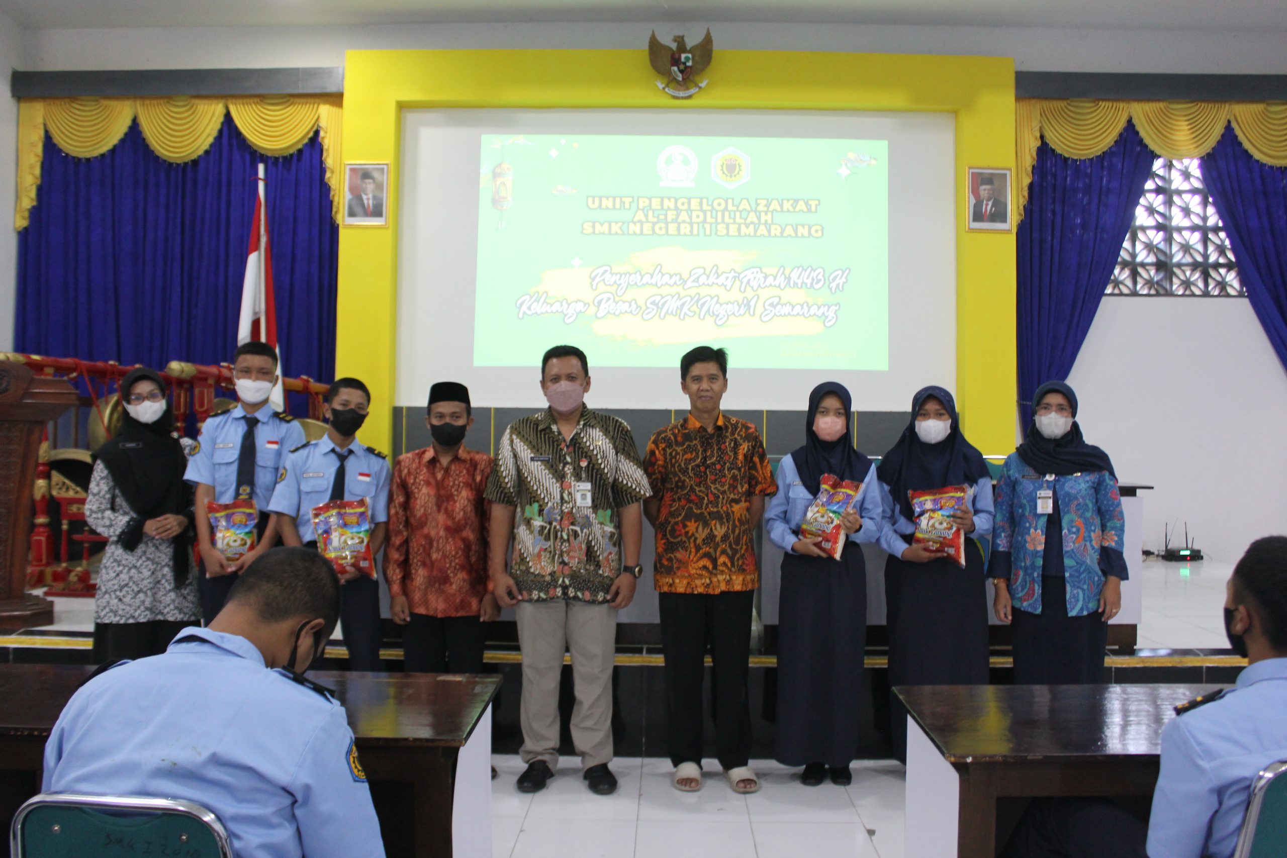 PENGELOLAAN ZAKAT FITRAH DI SMK NEGERI 1 SEMARANG TAHUN 1443 H/2022 M PENGELOLAAN ZAKAT FITRAH DI SMK NEGERI 1 SEMARANG TAHUN 1443 H/2022 M