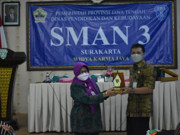 TERAPKAN KURIKULUM MERDEKA, SMA NEGERI 14 SEMARANG LAKUKAN STUDI BANDING KE SMA NEGERI 3 SURAKARTA