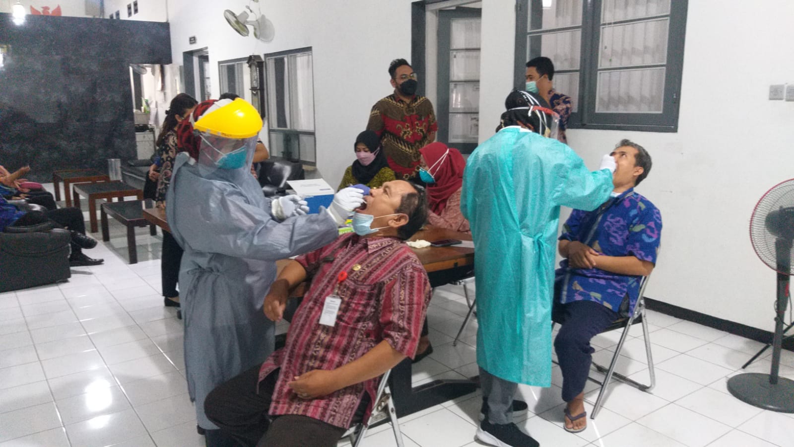 Antisipasi PTM, Siswa dan Guru SMKN 1 Semarang Ikuti Tes PCR Antisipasi PTM, Siswa dan Guru SMKN 1 Semarang Ikuti Tes PCR