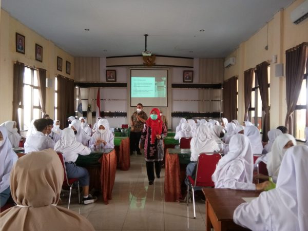 SMK Yayasan Pharmasi selenggarakan pelatihan pembuatan hand sanitizer dan sabun cuci tangan cair di SMKN 1 Pekalongan
