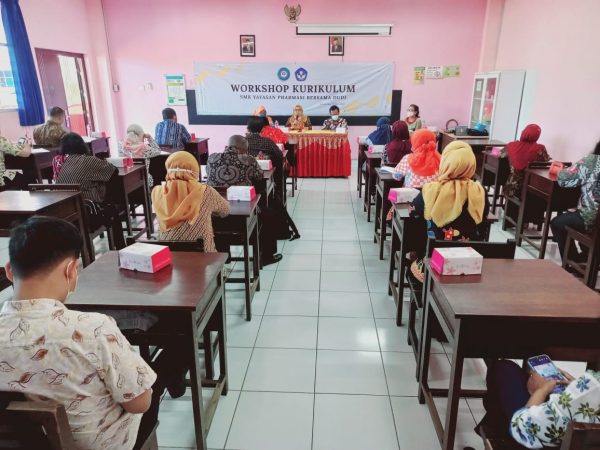 Sinkronisasi Kurikulum SMK Yayasan Pharmasi Bersama Dunia Usaha