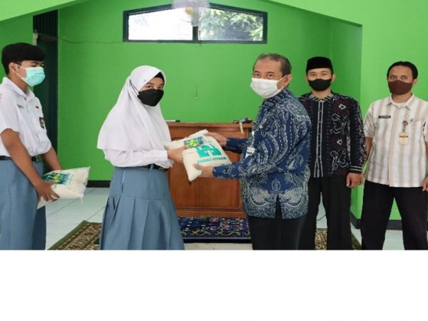 Perkuat Ukhuwah Persaudaraan, SMAN 11 Semarang Bagikan Zakat Fitrah