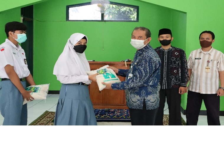 Perkuat Ukhuwah Persaudaraan, SMAN 11 Semarang Bagikan Zakat Fitrah