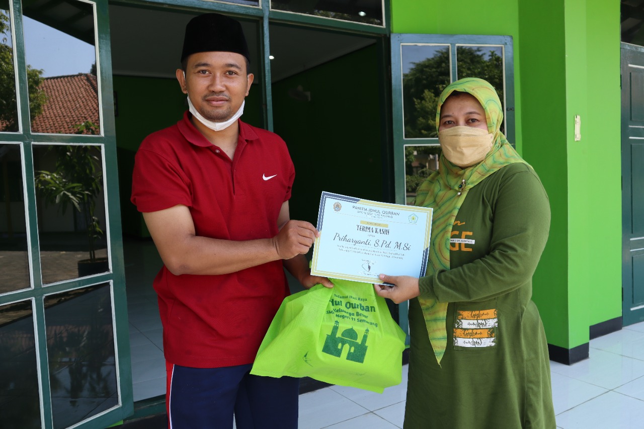 SMAN 11 Semarang Bentuk Karakter  Saling Berbagi Melalui Kegiatan Idul Qurban